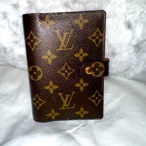 LV monogram passport/agenda
